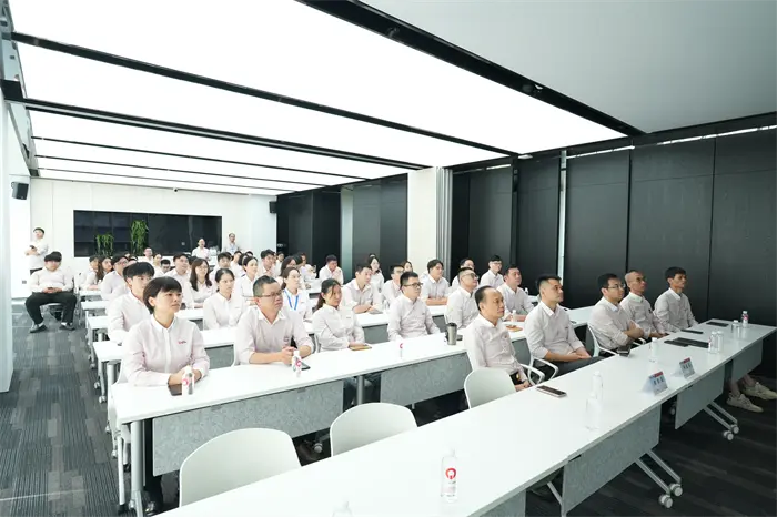 QGM: 軍事パレードを一緒に見て、進歩のために力を集める