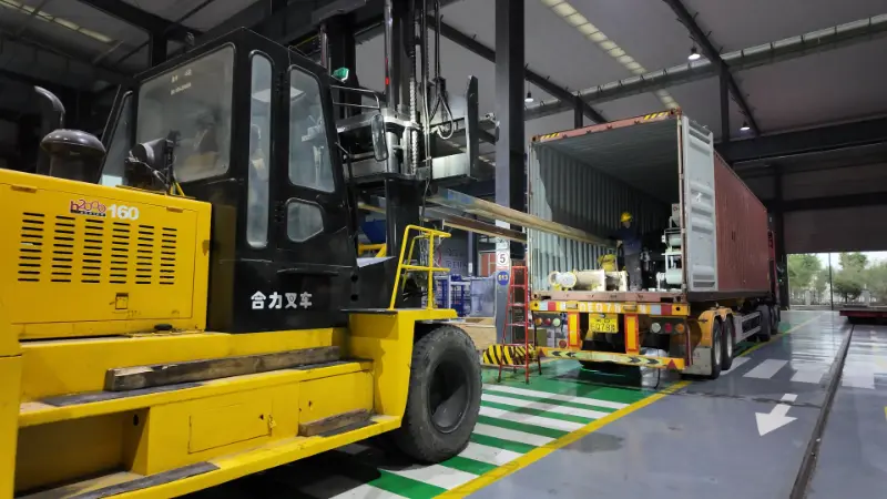 巨大な船には信頼があり、インテリジェントに製造された機器は世界中の目的地に向かっています。