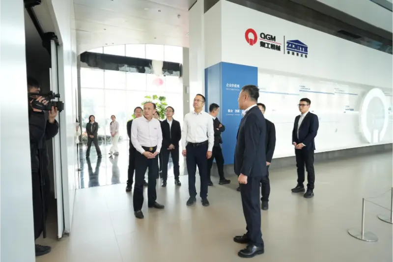 政府と企業は協力して開発を促進します。現場調査は企業の心を温めます。