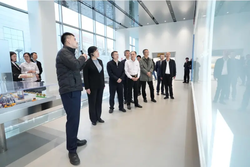 国家発展改革委員会（NDRC）民間経済局副局長のLiu Min氏とその代表団が視察と調査のためQuangong Machinery Co., Ltd.を訪問しました。