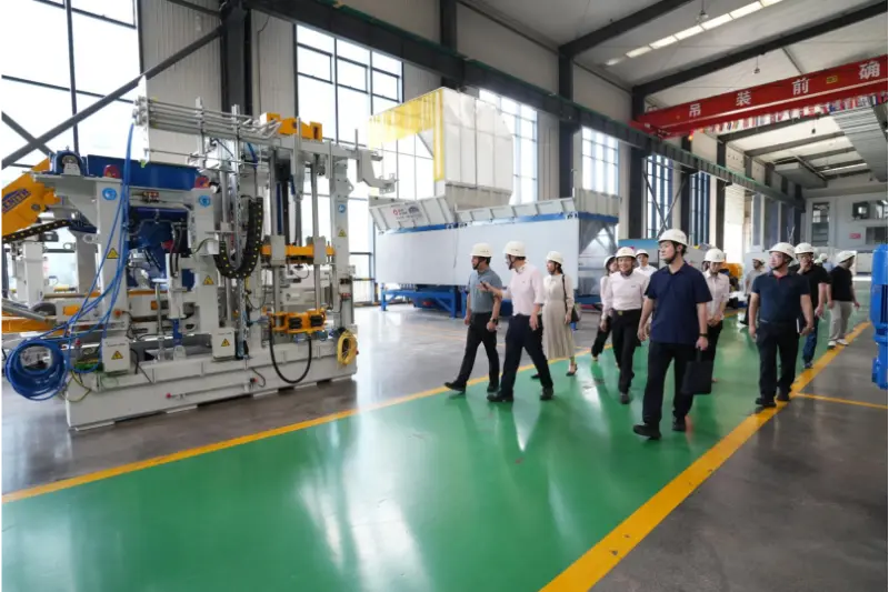 福建省工業情報化局職員らがQuangong Machinery Co., Ltd.を視察・指導のため訪問