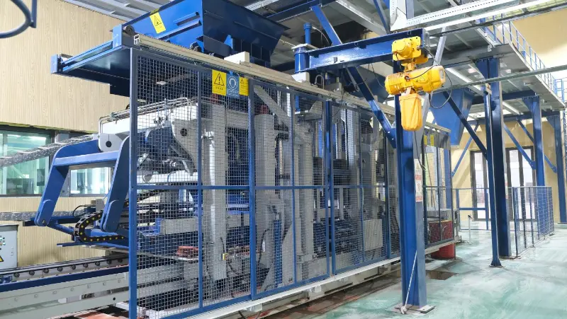 QGMブロックマシンによる東南アジアの建設廃棄物のリサイクル